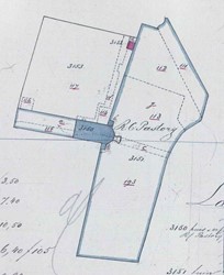 <p>Op een kadastrale hulpkaart uit 1845 is de nieuwe aanwinst van de Rooms Katholieke kerk ingetekend. De stadsmuur is gesloopt en ook de waltoren is verdwenen (en mogelijk ook het huis hier tegenaan). Omdat er binnen hetzelfde grondvlak opnieuw gebouwd is, lijkt de bebouwing op de kadastrale kaart echter ongewijzigd. Het gebruik van de blauwe kleur op de tekening heeft te maken met de belastingvrijstelling die religieuze gebouwen genoten. (Kadaster, HK_ZPN00_F_0_AW)</p>
